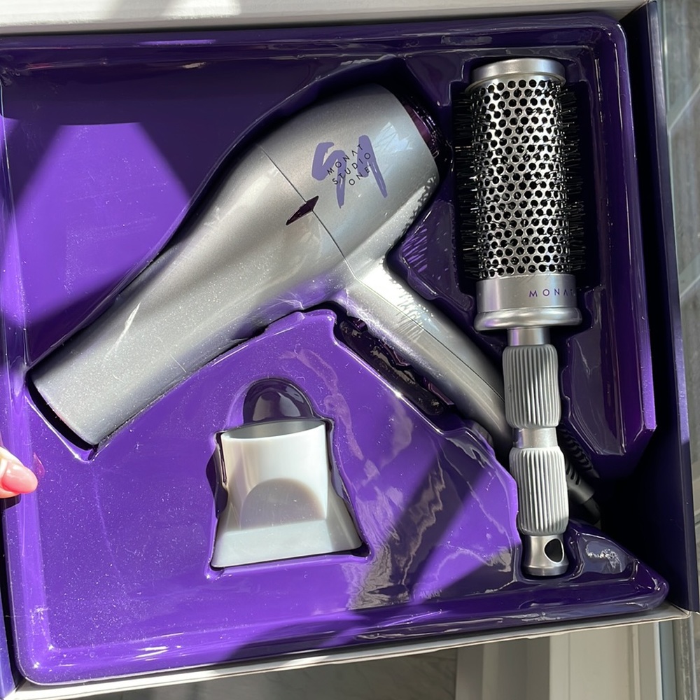 Monat HairDryer w/Round Brush